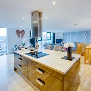 Spacious 3-bed Penthouse With Sky Line Views Apartment
