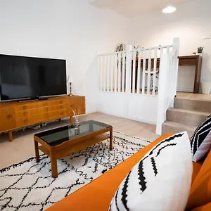The Amazing Triplex - Centre - Free Parking Apartment