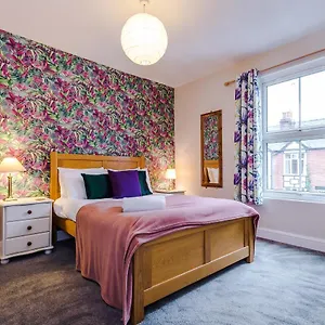 Cosy House With Garden & Parking, Holiday home