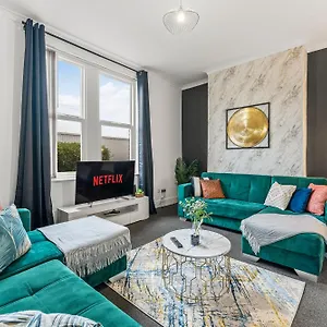 20 Percent Off! Stylish Abode Sleeps 12 Apartment
